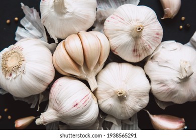 
Garlic bulbs on black background, close-up. Organic garlic top view. Food background. Selective focus.