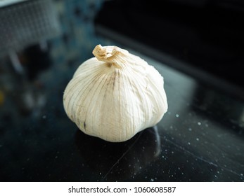 A Garlic in the kitchen