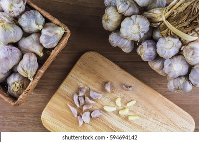 Garlic on a wooden table./ Garlic
