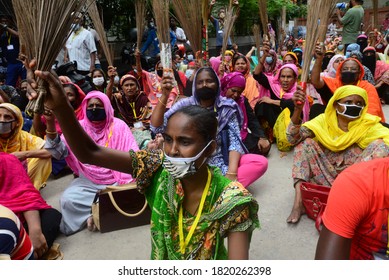 Garment Worker Protest Demanding Their Due Wages In Front Of The Labor Building In Dhaka, Bangladesh, On September 7, 2020.