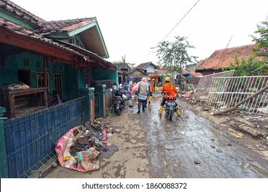 Garut, West Java, Indonesia - September 28, 2016. Scene In The Town Of Garut A Few Days After A Devastating Flash Flood Wiped Out Hundreds Of Houses. Rescue Workers Heading Towards The Worst Areas.