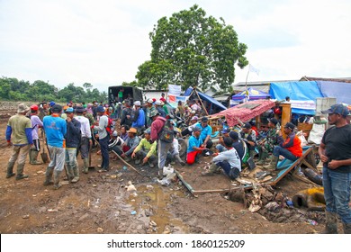 Garut, West Java, Indonesia - September 28, 2016. Scene In The Town Of Garut A Few Days After A Flash Flood Destroyed Many Houses. Rescue Workers And Soldiers At The Site Of The Flash Flood.