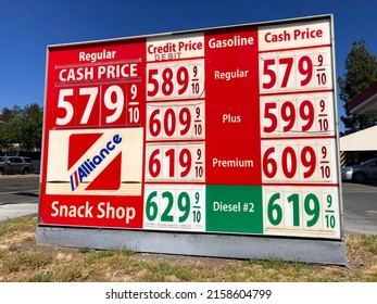 Gas Station Price Sign. Average Price Of Gas Approaching 6 Dollars A Gallon In California Due To Rising Demand And Tighter Supply. - San Jose, California, USA - May 20, 2022