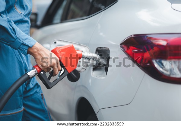 Gas station workers are refueling\
cars, fuel consumption, gasoline-powered cars, fluctuating oil\
prices, using alternative fuels for\
driving.