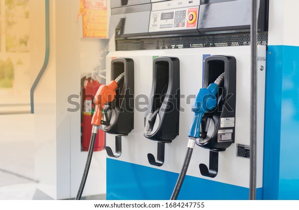Gas stations are colorful,\
fill different nozzles. Gas stations adjust the oil prices down a\
lot.