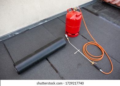 Gas torch and bottle for bitumen roofing felt
