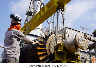 Gas Turbine Blades During Of Lifting For Transport To Maintenance.