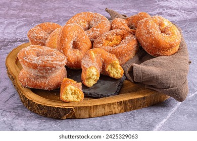 Bodegón gastronómico: Donuts anís en pizarra y toalla de cocina