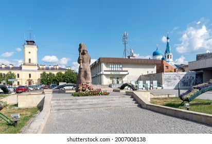 Gatchina, Gatchinsky District, Leningrad Region, Russia - July 8, 2021: Monument To Soviet Soldiers-liberators. On The Background Is An Old Fire Station And Intercession Of The Theotokos Cathedral