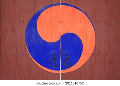 Gate Of Korean Traditional Taegeuk Mark