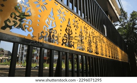 the gate model for the South Sumatra High Prosecutor's Office uses the laser cutting concept with the traditional tanjak pattern which is colored yellow on the carving