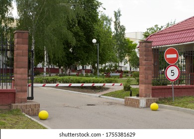 Gates With A Closed Barrier, No Entry Sign. Entrance To A Hospice, Boarding House, Hospital, Retirement Home Or Sanatorium.