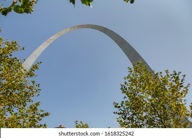 The Gateway Arch In St. Louis Missouri, USA. Iconic 630 Ft Tall, Built In The 1960's Honors Explorations Of Lewis And Clark And America's Westward Expansion.