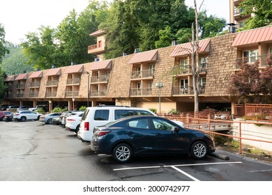 Gatlinburg, Tennessee, US - June 27, 2021: Parking Lot Full Of Family Road Tripping Vehicles Staying At The Quality Inn Creekside With Balcony Rooms Along The Picturesque LeConte Stream