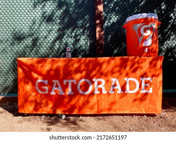 Gatorade Sign, Logo On Tablecloth Covering The Hydration Station Table. Orange Water Cooler Plastic Container. Single Use Gatorade Cups. - California, USA - 2022