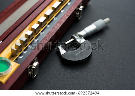 Gauge block set and optical flat for calibration micrometer
