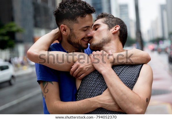ブラジル サンパウロ パウロ パウリスタ通りでのゲイカップルのキス の写真素材 今すぐ編集