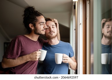 Homosexuelle Paare, die einen besonderen Moment am Morgen teilen, homosexuelle Empfindlichkeit, homosexuelles Paar lieben Heimkonzept