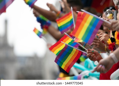 Gejowska duma, tęczowe flagi LGBTQ są machane w powietrzu podczas imprezy dumy