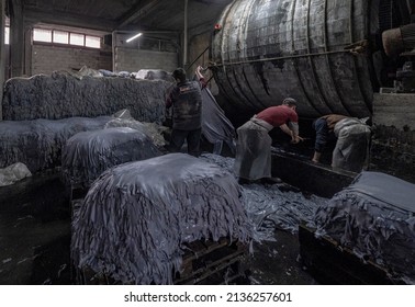 Gaziantep Turkey
03-11-2022
Leathers Washed With Various Chemicals Are Processed In Large Cylinder Boilers. Three Men Neatly Lay And Stack The Washed Skins