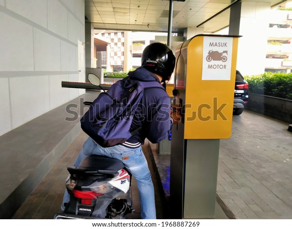GCO, Pluit,\
Jakarta, Indonesia - (04-21-2021) : Motorcycle riders who tap in\
before entering the parking\
lot