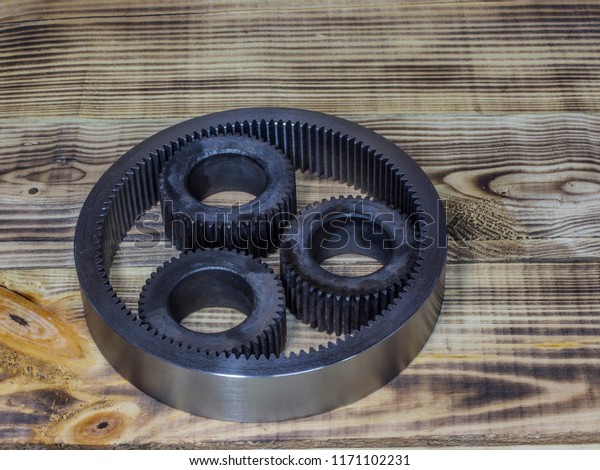 A gear\
wheel with an internal tooth AND THREE\
GEARS