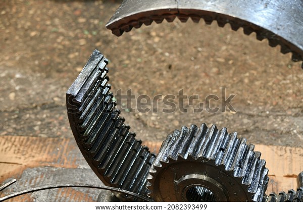 Gears with\
broken teeth of a defective\
reducer.