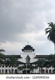 gedung sate vector hitam putih - silvy gambar