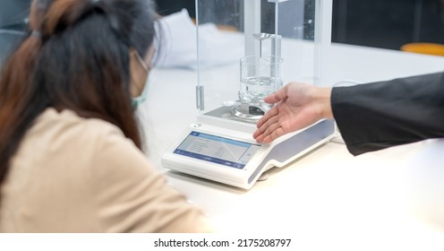 The Gemologist Shows The Method Of Using The Hydrostatic Weighing Balance To Study The Specific Gravity Of The Precious Stone.