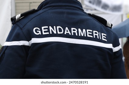 Gendarme dos lors d'une