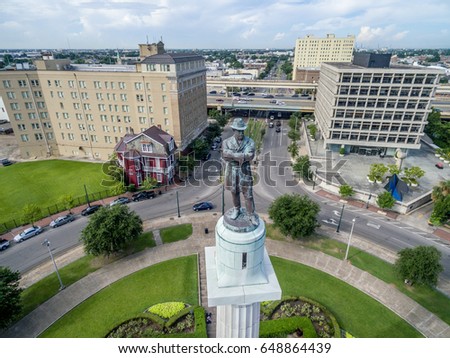 General Lee looking over New Orleans at Lee Circle 