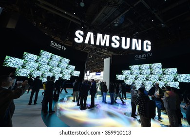 General view of attendees at SAMSUNG stand at the 2016 International Consumer Electronics Show at the Las Vegas Convention Center January 6, 2016 in Las Vegas, Nevada
