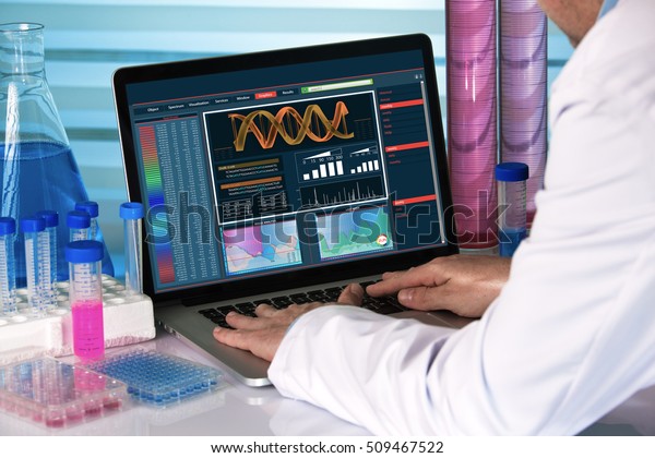 遺伝子研究所でノートパソコンのdna解析ソフトを使って作業する遺伝子工学者 コンピューターバイオテクノロジー研究所を使った遺伝子研究者 の写真素材 今すぐ編集