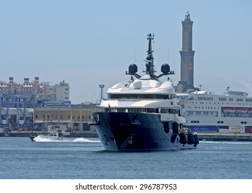 Genoa, Italy - June 10, 2015: Steven Spielberg Yacht, The Seven Seas, Get To The Port Of Genoa. In The Background The Lighthouse Of The City, The Symbol Of Genoa. 