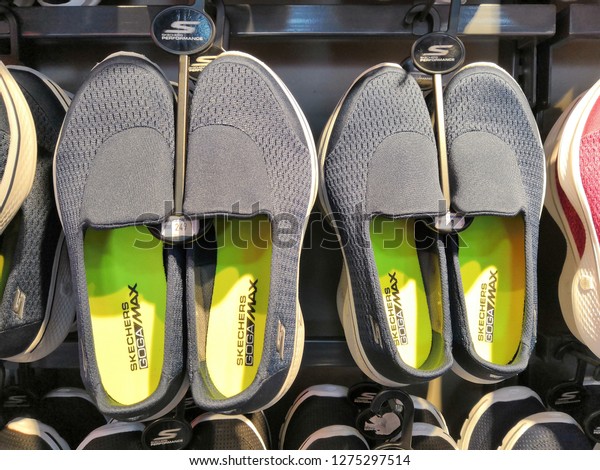 skechers goga max slippers