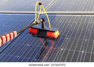 Sanfte Reinigung von Solarmodulen mit Wasser