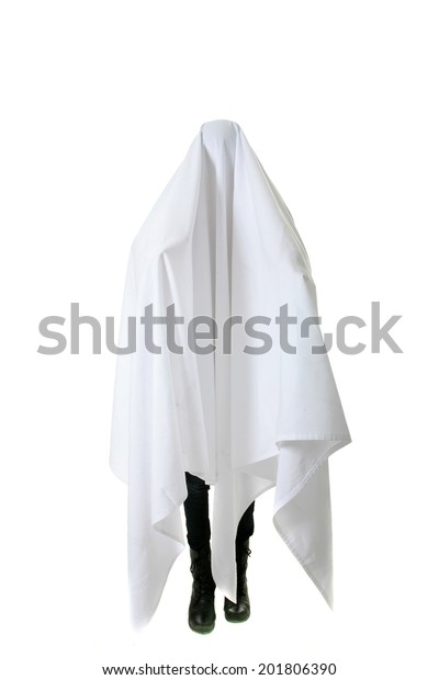 本物の人間は 人々を脅かすために 幽霊のふりをするために 頭と体の上に白いシーツを被る 白い背景 にテキスト用のスペース 幽霊はとても怖くて よくブーに行く の写真素材 今すぐ編集