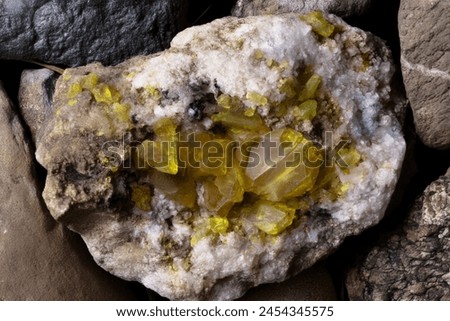 geode highlights intricate patterns of sulfur