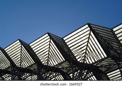 Geometric metallic building structure made in steel and glass