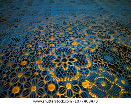 Geometric pattern in the form of interrelated flowers