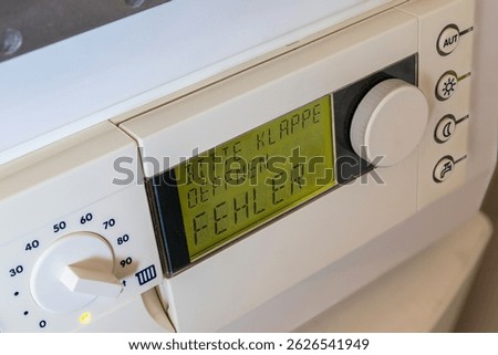 German error message on the control unit of a condensing gas boiler (translation: please open flap - error)