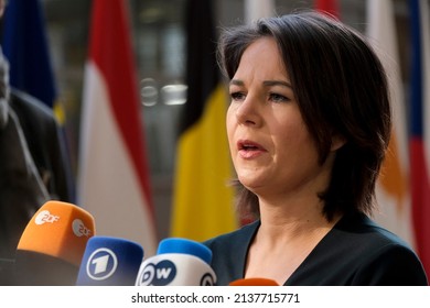 Die Deutsche Außenministerin Annalena Baerbock Gibt Stockfoto ...