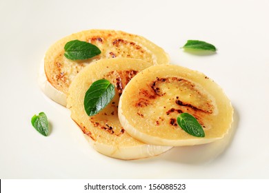Silver Plate Full Four Circular Naan?nh co s?n411919750 Shutterstock