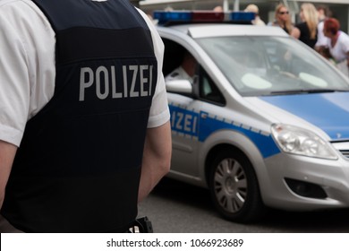 Deutsche Polizei vor einer Menschenmenge