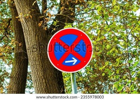 German traffic sign: Forbidden to cross, parking to the right is prohibited.