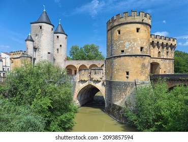 Germans' Gate (Porte des Allemands) in Metz, France. This is the medieval fortified bridge with two round towers of the 13th century and two gun bastions of the 15th century.