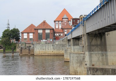 DÖRVERDEN, GERMANY, 19 JULY 2020: The Weir On The Weser River And Statkraft Power Station. It Is The Oldest Run-of-river Power Station In Lower Saxony In Operation And Part Of The Weser Cycle Route.