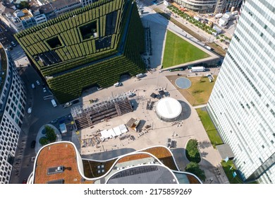 Königsallee And Kö-Bogen In Düsseldorf, Germany