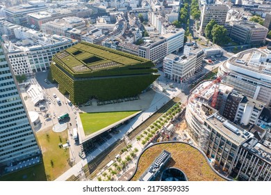 Königsallee And Kö-Bogen In Düsseldorf, Germany