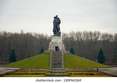 1,608 Treptower park Images, Stock Photos & Vectors | Shutterstock